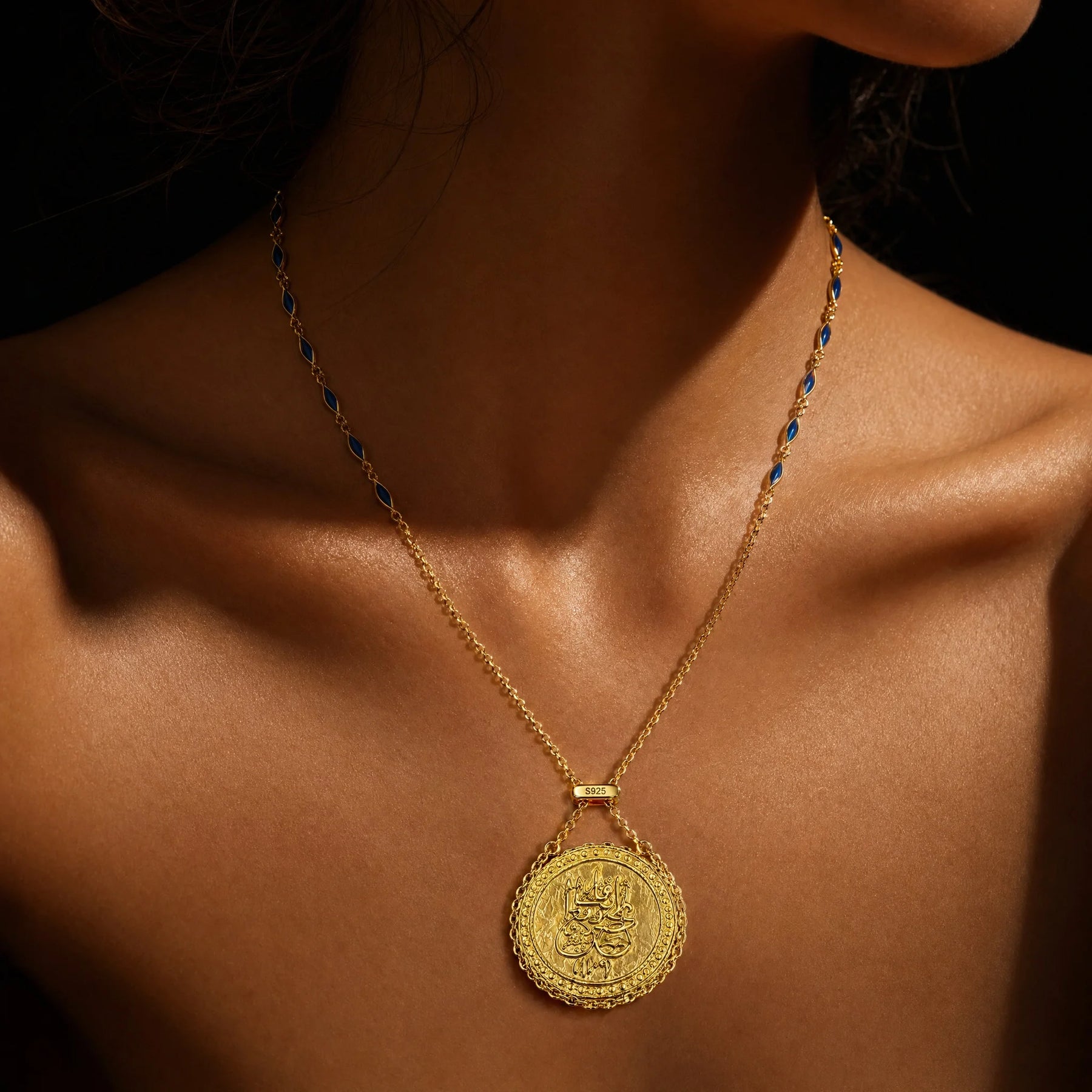 Coin hug Necklace